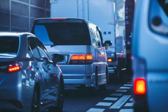 “あおり運転”してきたセダンの運転手が顔面蒼白で立ち尽くしたワケ「相手の顔をよく見てみると…」――仰天ニュース特報