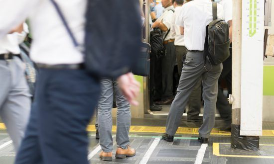 「ここ、友だちの席なんで」満員電車で“席取り”をする女子高生にア然。翌日、席取りに失敗していた納得のワケ