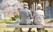 「家を借りられない」「老人ホームにも入れない」身寄りのない“孤独な高齢者”が増加する日本を待ち受ける残酷な未来とは