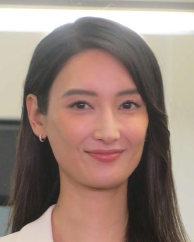 菜々緒「ほとんどはだか」ビキニ水着姿でバリ満喫「全開解放shot」「下の水着がひもすぎる」