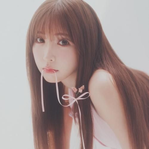 三上悠亜、舌ペロッ腰くね手招きウインク“冷蔵庫ダンス”公開「週末ご褒美」「めちゃドキュン」