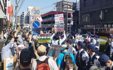抗議活動に囲まれる蕨駅前のクルド人排斥運動デモ。しかし参加者は…（Ｃ）日刊ゲンダイ