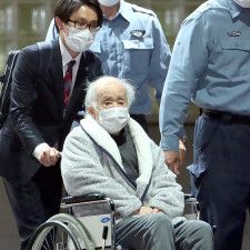 車椅子で東京拘置所を出る角川歴彦KADOKAWA元会長（Ｃ）日刊ゲンダイ