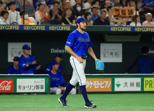 【DeNA】バウアーが降板後にコーチに激しい口調で主張…心配な火種に「話して解決する問題」
