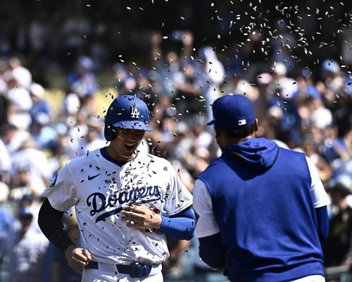 大谷翔平のホームランボール、ファンが捕球できず…ボールは外野を転々として少年号泣
