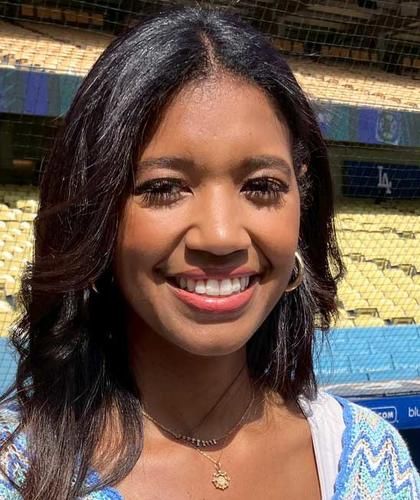 ドジャース名物リポーター、映えるレッドビキニ姿を披露　美スタイルと美肌サービス
