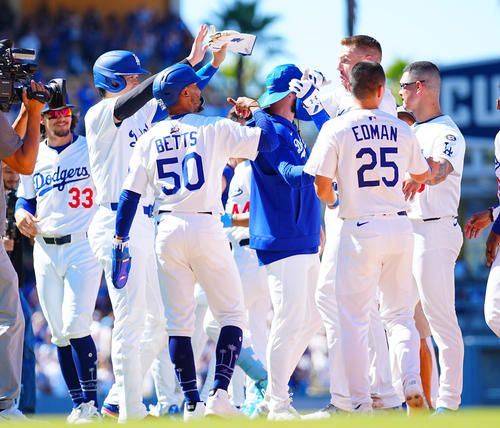 フリーマンとキケ・ヘルナンデスのグッとくるショットが公開　ベテランに手荒い祝福、ＭＬＢ公式
