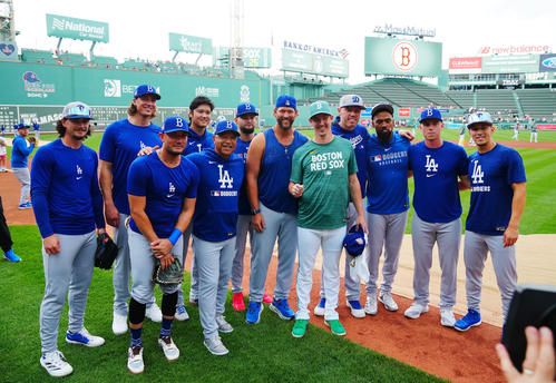 大谷翔平が元同僚のＲソックス・ビューラーと再会　Ｗシリーズ制覇の喜び共有　吉田正尚とも談笑