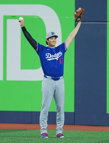 大谷翔平「デコピンジャケット」で球場入り 左胸に舌を出す愛犬デコピンの顔が刺しゅう