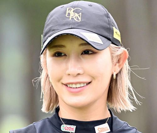 金田久美子「キスマーク隠し…」デコルト大胆露出の首元に恐竜ばんそうこう「美鎖骨」「美脇」