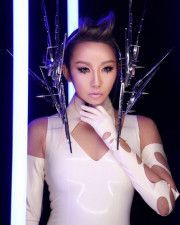 鈴木愛理、ワンショルダートップス×超ミニスカのLIVE衣装披露
