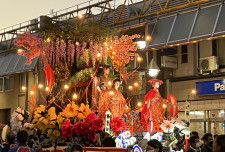 岩手・花巻市の神輿は一度に100基も登場！2023年「花巻まつり」は神輿に山車に鹿踊と見どころありすぎィィ！