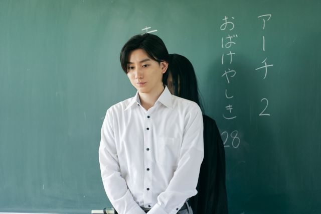 京本大我の後ろに“女性の霊”がピッタリ　映画『見える子ちゃん』“違和感”たっぷり場面写真が公開