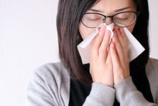 鼻水はすすって飲み込んでもいい？ GWまで続く花粉症、鼻のかみすぎで脳や耳への影響も…医師が解説