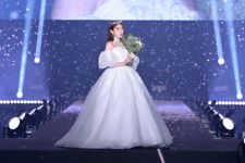 村重杏奈が結婚式場「エルセルモ熊本」のステージでウェディングドレスを披露。