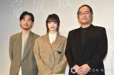 映画『わたくしどもは。』（5月31日）公開の完成披露試写会の舞台あいさつに登壇した（左から）松田龍平、小松菜奈、富名哲也監督（C）ORICON NewS inc.