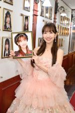 AKB48劇場の壁掛け写真を外した柏木由紀（C）AKB48