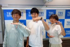 『パンサー向井の#ふらっと』で結婚したことを報告した藤森慎吾（中央）（C）TBSラジオ