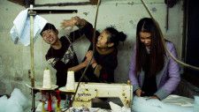 中国巨⼤経済地域の⼩さな⾐料品⼯場で働く、名もなき若者たちを⾒つめたドキュメンタリー　映画『青春』