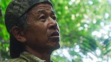 出逢ったことのない人の死を悼むことができるのか？ 新進気鋭の映画作家が生まれ育った沖縄の歴史と今を見つめるドキュメンタリー　映画『骨を掘る男』
