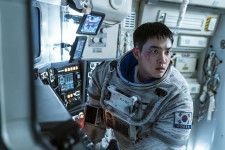 “たった1人で月から帰還せよ”「EXO」ド・ギョンスが新人宇宙飛行士を演じるSFアドベンチャー　映画『THE MOON』