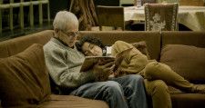 25年間連れ添い愛を育んできた夫婦の、アルツハイマーとの闘いと“真実の愛”　ドキュメンタリー映画『エターナルメモリー』