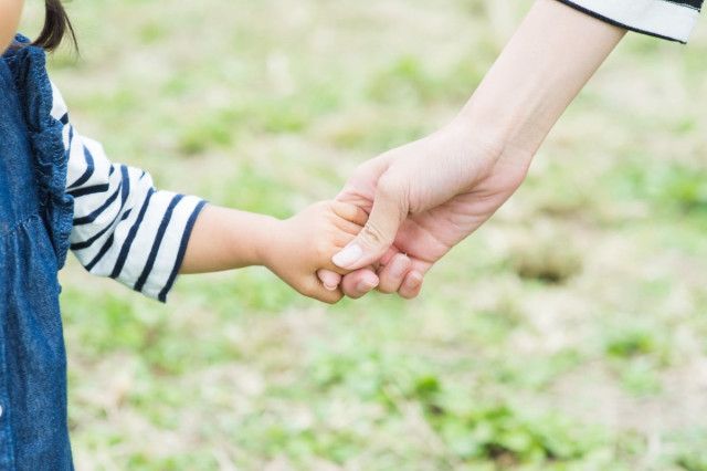 子供 手のつなぎ方