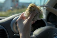 車の運転中の飲食は法律違反？