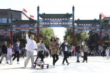 天安門広場南側の正陽門付近に広がる前門大街。多くの人でにぎわっている（2023年10月、北京、時事）