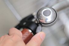 自転車に乗った人が歩道を通る際、歩行者にベルを鳴らすと道路交通法違反に問われる?