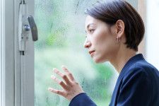 梅雨の時期に気分が沈む原因は?