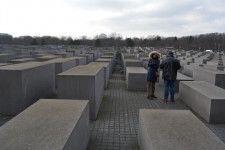 【記憶を刻む街、ベルリンを歩く】 死の瀬戸際にあった人々の言葉　 ベルリンのホロコースト記念碑
