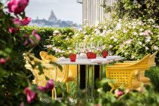 パリ市街の眺望が見事な高台で美食体験　シュヴァル・ブラン パリのテラスがリニューアル