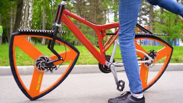 三角タイヤなのに滑らかに走れる自転車。そのからくりは？