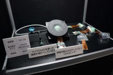 ＜NHK技研公開＞ゴム基板を導入した伸縮可能なディスプレイ。高色純度量子ドットELのデバイスも展示