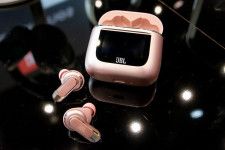 JBL、フラグシップ完全ワイヤレスイヤホン「TOUR PRO2」に日本限定 ...