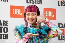 JBL、BTスピーカー「GO4」「CLIP5」発表。水曜日のカンパネラ・詩羽もサイズ感を大絶賛