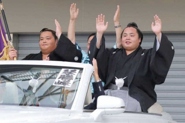 名古屋場所「琴勝峰の優勝」「パレード旗手・琴櫻」でかき消された白鵬の存在感　新入幕・草野の躍進やトヨタのパレードカー問題が注目されず協会サイドに好都合な展開に