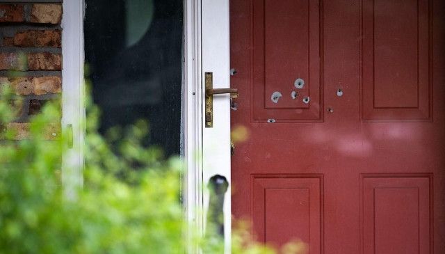 少年サッカーの試合中に無差別発砲事件、女性が銃撃され重傷…犯人の家から「弓と29本の矢」などを押収