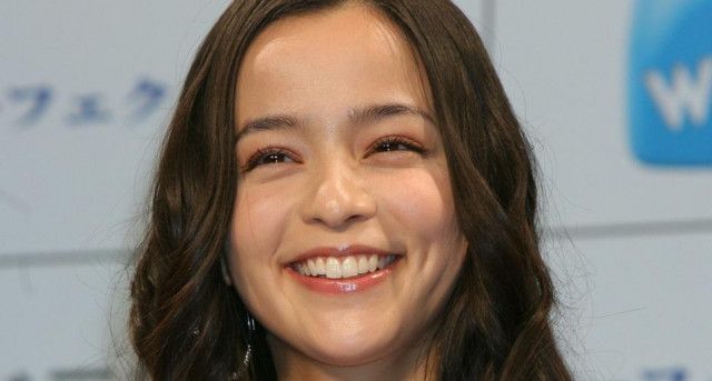 「こんな40歳おらんやろ」「40代なのに可愛い過ぎます」日本代表OBの美人タレント妻、40歳になった姿が話題