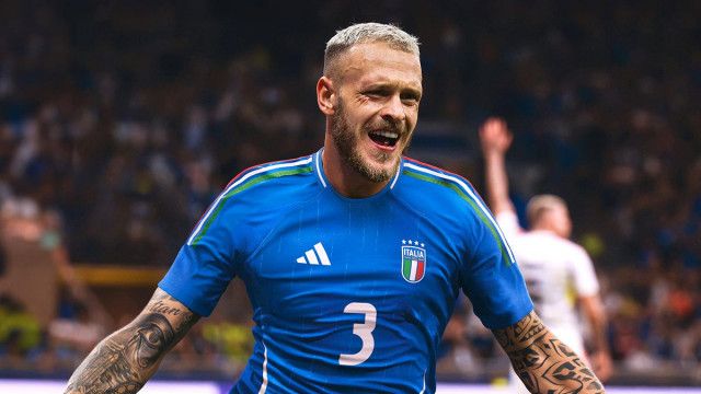 “トリコローレ”を強調！イタリア代表が新ユニフォームを発表　EURO2024に向けた「前回王者の戦闘服」