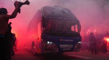 過激バルセロナファン、敵PSGと間違えてバルサ選手が乗るバスに投石…その理由は「煙」