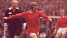 マンUの“レジェンド”FWデニス・ロー氏が逝去…1964年にバロンドール受賞 | マイナビニュース