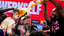 レヴァークーゼン、無敗のまま優勝！ずぶ濡れになった英雄シャビ・アロンソ監督は「ドイツビールでお祝いだ」