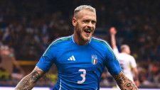 トリコローレ”を強調！イタリア代表が新ユニフォームを発表 EURO2024に向けた「前回王者の戦闘服」(Qoly) - goo ニュース