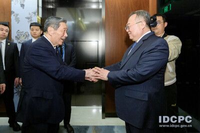 日本の与党幹部が2週間で相次いで訪中、異例のペースは何の