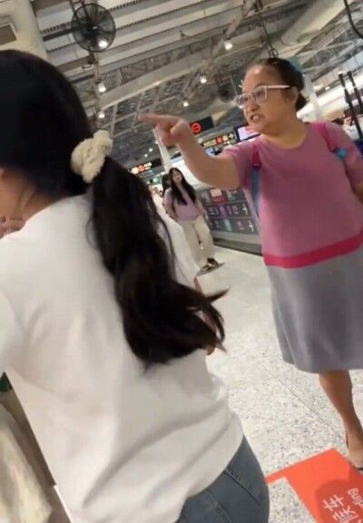 高齢女性が誰からも席譲ってもらえず激怒、女性客を「畜生」と罵倒し泣かせる―中国
