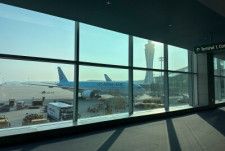 13日、韓国・アジア経済は「今年、旧正月連休の海外旅行者数が新型コロナの感染拡大後で最多を記録した」「目的地は日本が圧倒的1位だった」と伝えた。写真は仁川国際空港。