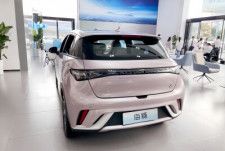 中国で電気自動車（EV）など「新エネルギー車」の値下げラッシュが本格化している。