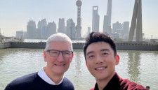 米アップルのティム・クックCEOは20日、自身のウェイボーを更新し、中国の人気俳優ジェン・カイとのツーショット写真を投稿。一緒に上海の外灘を散歩し、伝統的な上海の朝食を楽しんだことを明らかにした。